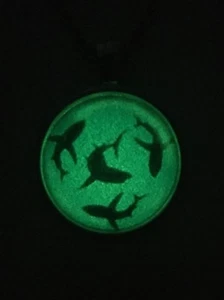 Glow in the Dark, Halskette mit kreisenden Haienanhänger - Bild 1 von 2