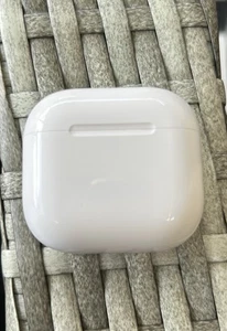Apple AirPods 4 Bluetooth Headphones White “Charging Case Only” - Picture 1 of 2