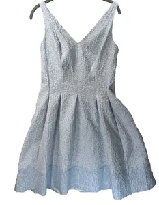 Vestido de vacaciones Ralph Lauren azul claro y plateado plisado con cuello en V - Imagen 1 de 8