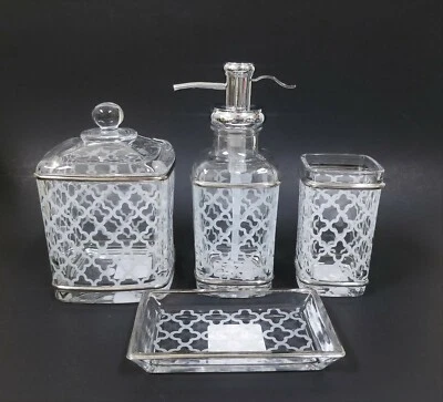 VIDRIO BELLA LUX 4 PIEZAS, QUATREFOIL BLANCO, DISPENSADOR DE JABÓN BOMBA PLATEADA, FRASCO, PLATO, TUMBLR Foto 1 de 4
