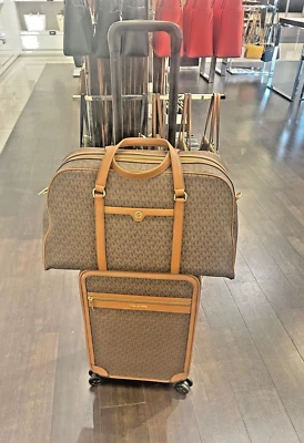 Juego combinado de maleta trolley de viaje Michael Kors para mujer + bolso de fin de semana (marrón) Foto 1 de 4