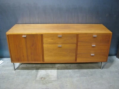 Credenza ejecutiva de teca Harry Probber de colección; patas de acero inoxidable pulido Foto 1 de 4