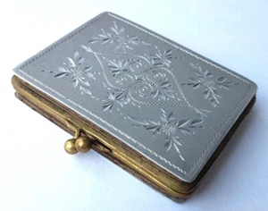 Portemonnaie/ Tasche, Leder, Seide, Metall, handgraviert, um 1880 - 1900 L63 - Picture 1 of 16