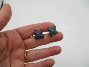 VINTAGE MADE IN ENGLAND BLUE PORCELAIN JASPERWARE FLORAL CLOVER CUFFLINKS - Picture 1 of 4