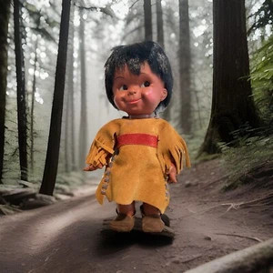"Muñeco niño indígena nativo americano 12"" de colección plástico suave-duro; ropa de gamuza" - Imagen 1 de 11