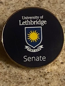 Prendedor de Solapa Senado Universidad de Lethbridge De Colección Miembro RARO Esmalte Tono Dorado - Imagen 1 de 3