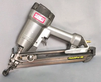 Pregador angular Senco FinishPro 35 15ga pneumático funciona muito bem  - Imagem 1 de 4