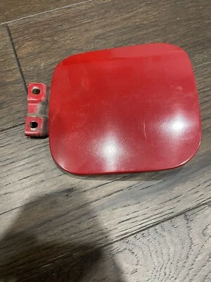 1998 Honda Civic hatchback gas door (red) — 第 1/2 张图片