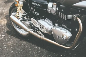 Triumph Bobber 1200 - Adjustable CNC Alloy Rider Foot Pegs - Silver - Picture 1 of 3