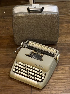 1959 Smith Corona Sterling #5A871569 w/Original Tweedy Holiday Case TESTED WORKS - Image 1 of 4