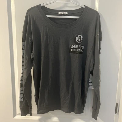 Camiseta de manga larga para mujer Brooklyn Nets NBA '47 letras de burbujas medianas  Foto 1 de 4