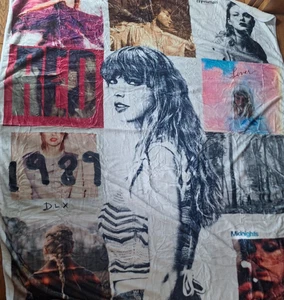 Taylor Swift Merch 3er Set: Fleecedecke, rosa Kosmetiktasche & 2 Kissenbezüge - Bild 1 von 17