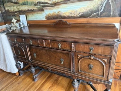 Antiguo aparador buffet jacobeo Foto 1 de 4