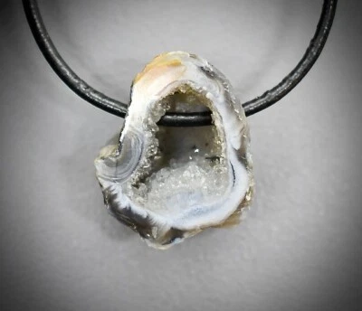 +Natur+ ACHAT-GEODE EDELSTEIN-ANHÄNGER Trommelstein -gebohrt-mit Lederband ☯︎24 - Bild 1 von 2