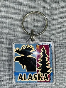 Vintage Sammlerstück Kunststoff quadratisch Alaska Schlüsselanhänger mit Elch & Baum auf Schlüsselring - Bild 1 von 13