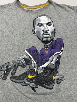 NIKE DRI FIT Kobe Bryant LA LAKERS 6 Mamba Cartoon T Shirt SiE 3XL Graphic - Image 1 of 4