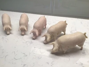 Vintage Set of 5 Hard Plastic pigs Figurines Made in Hong Kong - Picture 1 of 7