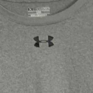 2XL Under Armour Loose Heat Gear Herren Logo Pullover Shirt Grau E1 - Bild 1 von 8