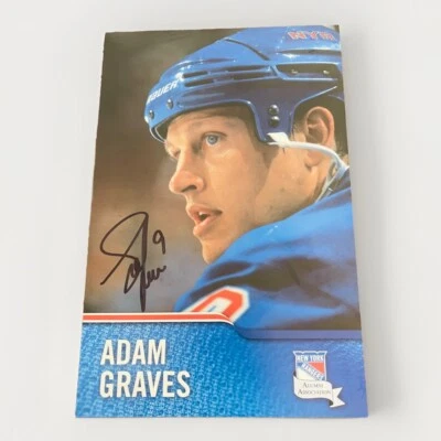 Mini tarjeta póster autografiada por Adam Graves de la Asociación de Antiguos Alumnos de los Rangers de Nueva York de 9 x 6 pulgadas Foto 1 de 2