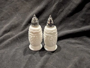 1950er Imperial Milchglas "Rebe" Salz & Pfefferstreuer Set, 4" Höhe - BITTE LESEN - Bild 1 von 11