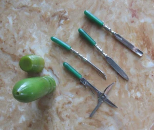 ANTIQUE GERMANY BAKELITE NAIL CARE SET GREEN BULLET SHELL CASE 4 TOOLS COMPLETE - Picture 1 of 5