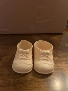 Vintage NY Doll Co Doll SCARPE L= 2,75” W = 1,5” (taglia 5?) - Foto 1 di 3