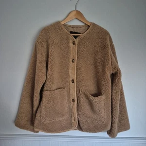 B. Chaqueta polar de peluche YOUNG Bycotty, ojo de tigre, talla 40EU/12UK, PRECIO DE VENTA SUGERIDO POR EL FABRICANTE: £70, NUEVA CON ETIQUETAS - Imagen 1 de 10
