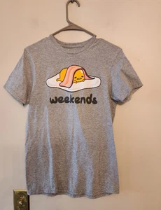 Camiseta Sanrio Gris Gudetama The Lazy Egg “Weekends” Anime Japonés Camiseta Pequeña - Imagen 1 de 3