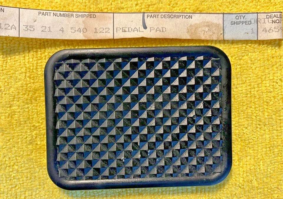 OE BMW Auto Trans Brake Pedal Pad for BMW 2002, 320i, 528i, 530i, 630CSi, 633CSi Foto 1 de 1