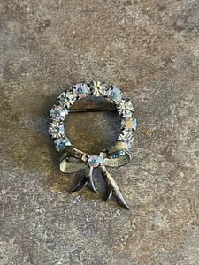 VTG RHINESTONE WREATH BROOCH PIN With Silver Toned Now BEAUTIFUL! Catches Color - Picture 1 of 3