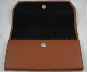Nuevo Estuche de Almacenamiento y Transporte para Pluma Estilográfica Estilo Sobre 12 Plumas - Marrón - Imagen 1 de 3