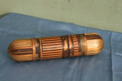 crochets de dentelière dans un étui en marqueterie de paille. - Photo 1/4