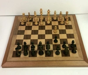 portable wooden Chess set carved wood pieces 15 1/2" x 7 3/4" folded - Imagen 1 de 5