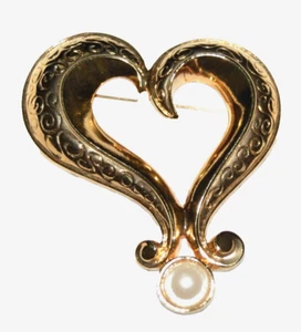 Broche Avon Vintage Pin Forma de Corazón Tono Dorado Imitación Perla 3 1/8"" de Alto x2 3/4"" de Ancho - Imagen 1 de 5