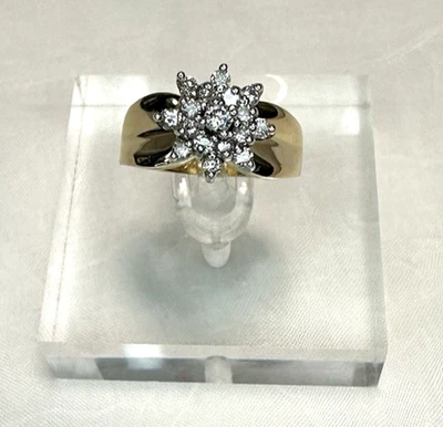 Anillo con racimo de diamantes de oro 14K 6,4 GTW .5 cttw I1 claridad | talla 6 Foto 1 de 4