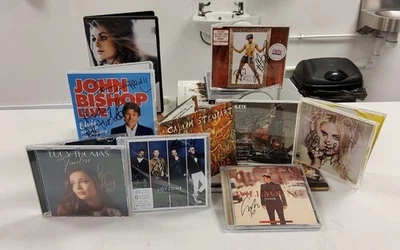 41 x Signed CD/DVD Joblot- KellyRowland Boyzone PixieLott WillYoung 43 Foto 1 de 4