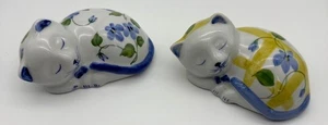 Schlafende Katze Figur Andrea von Sadek Blumen Porzellan 2 Stück - Bild 1 von 5