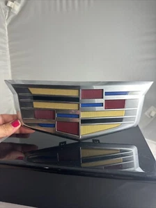 2015-2023 Cadillac Escalade front grille Crest Emblem new Genuine OEM 23182045 - Picture 1 of 8