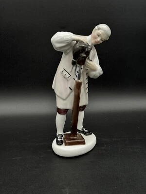 Royal Doulton Figurine "The Wigmaker of Williamsburg” HN2239 MINT CONDITION - Image 1 of 4