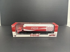 Camion M2 1/64 Coca-Cola Chevrolet 1970 C60 e Camaro SS 396 1971 (scatola danneggiata) - Foto 1 di 3