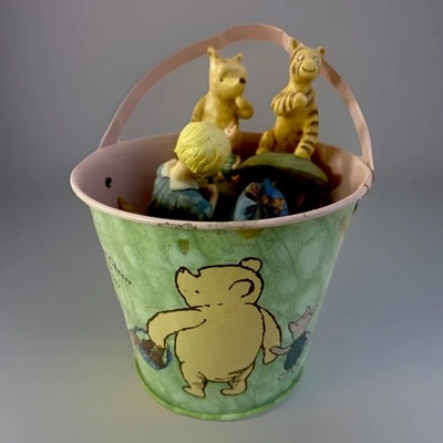 "Cesta de hojalata vintage Disney Pooh con figuras de 2 1/2"" Pooh & Friends de Charpente" Foto 1 de 4