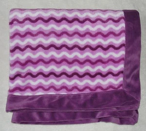 Bedtime Originals lila Lavendel Babydecke Zick Zack Chevron Fleece Squiggles - Bild 1 von 3