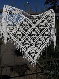 Weißer Totenkopf Häkeltuch - Handarbeit Gothic Festival Halstuch, Hexenspitze Dreieck - Bild 1 von 6