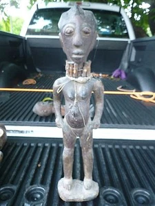 AUTENTICO DIMINUTIVO AFRICANO DR CONGO FETISH FIGURA ASSOCIAZIONE TRIBALE SCONOSCIUTO - Foto 1 di 7
