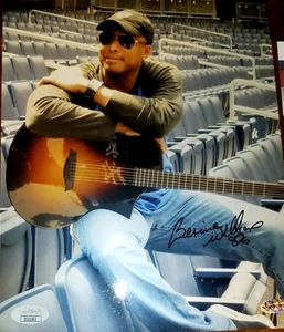 NY Yankees Bernie Williams autographed 8x10 holding Guitar photo w/COA JSA - Picture 1 of 5