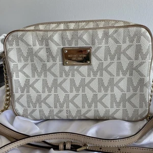 Michael Kors Jet Set Crossbody Purse Hand Bag Messenger Signature Monogram Beige - Picture 1 of 13