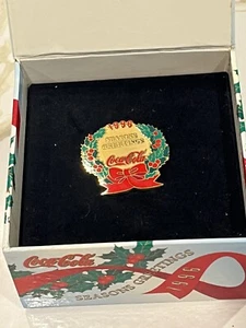 Vintage Coca-Cola Collectibles Seasons Greetings Wreath Pin in Box 1996 - Bild 1 von 5