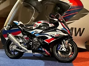 BMW M1000RR 1:10 Official Diecast Model – Genuine BMW Factory Edition - Foto 1 di 9