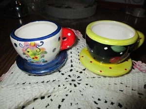 Mary Engelbreit - Dos tazas de té en miniatura con platillos adjuntos - Imagen 1 de 9