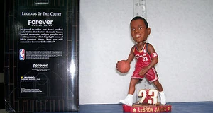 2003 LEBRON JAMES ROOKIE RED  JERSEY DRIBBLING BOBBLEHEAD CLEVELAND CAVALIERS - Picture 1 of 2